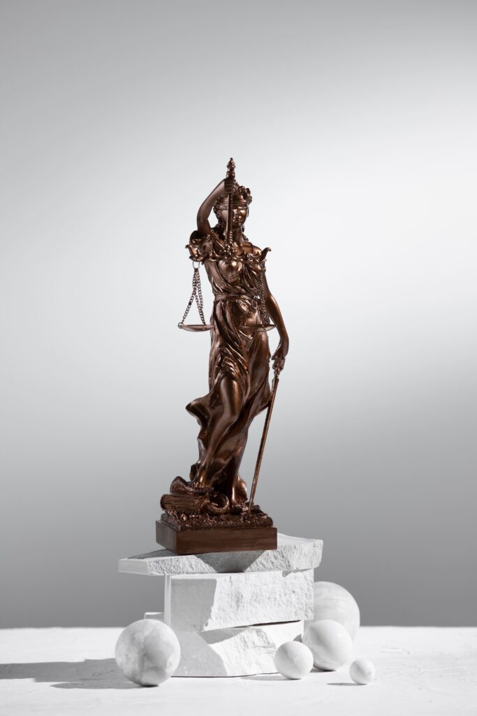 Estatua de la Justicia enfatizando las balanzas equilibradas, simbolizando la asistencia legal de Lemnis Abogadas en Derecho Administrativo.