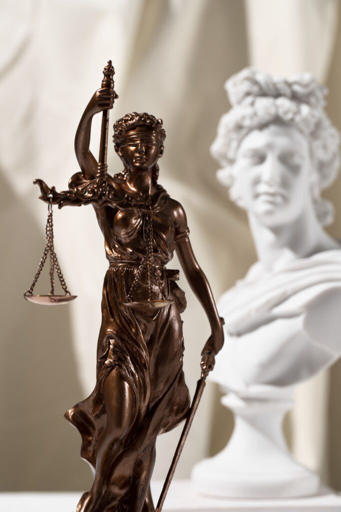 Estatua de la Justicia en bronce con balanza equilibrada simbolizando la especialización de Lemnis Abogadas en todas las ramas del Derecho Civil.
