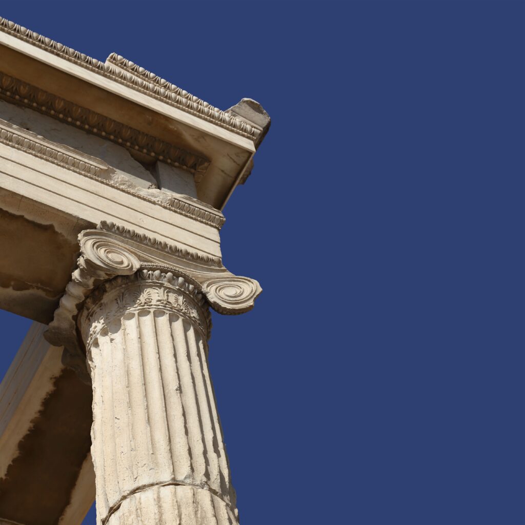 Detalle de una columna clásica contra un cielo azul, simbolizando los principios sólidos y la estructura robusta que Lemnis Abogadas aporta al Derecho Mercantil.